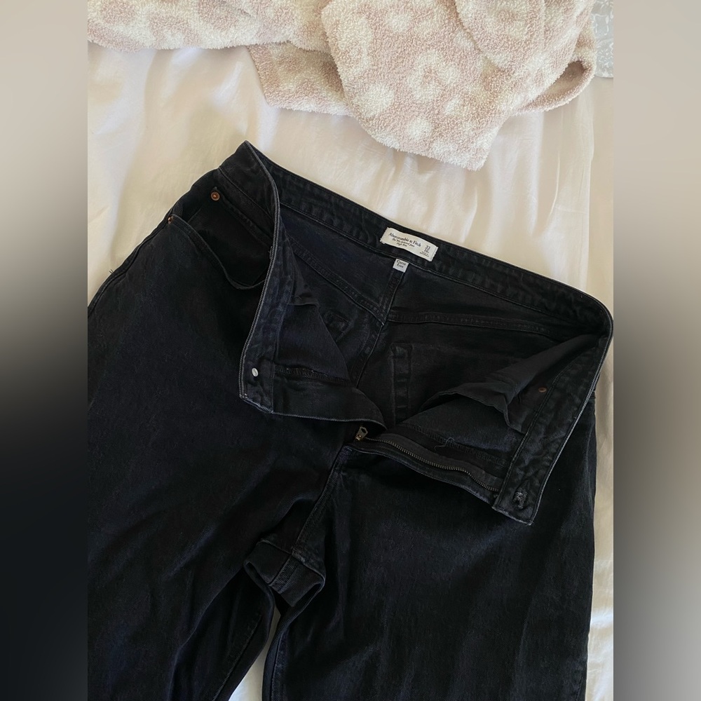 Abercrombie & Fitch Curve Love Black 90s Relaxed High Rise Jeans with Split Hem - Picture 5 of 9